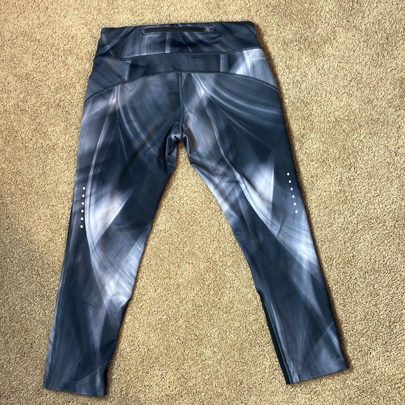 Black, gray, white dri-fit Nike women’s leggings - Picture 2 of 6